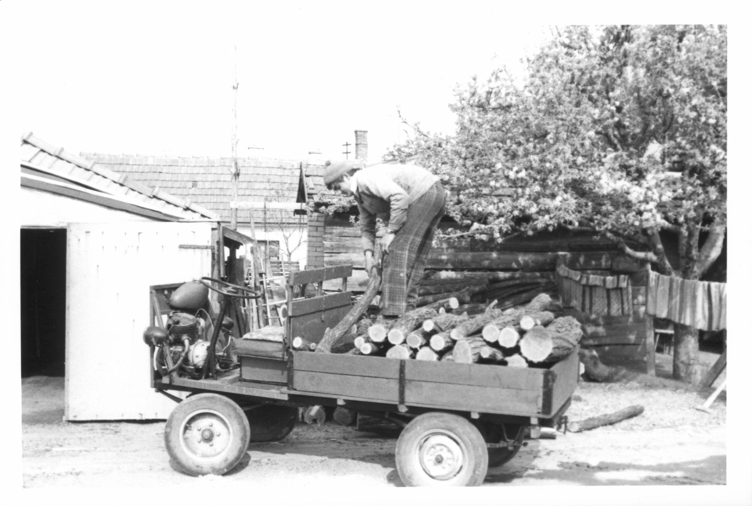The csettegő was a vehicle invented and manufactured by local craftsmen to enable villagers to undertake a wide variety of household farming tasks
